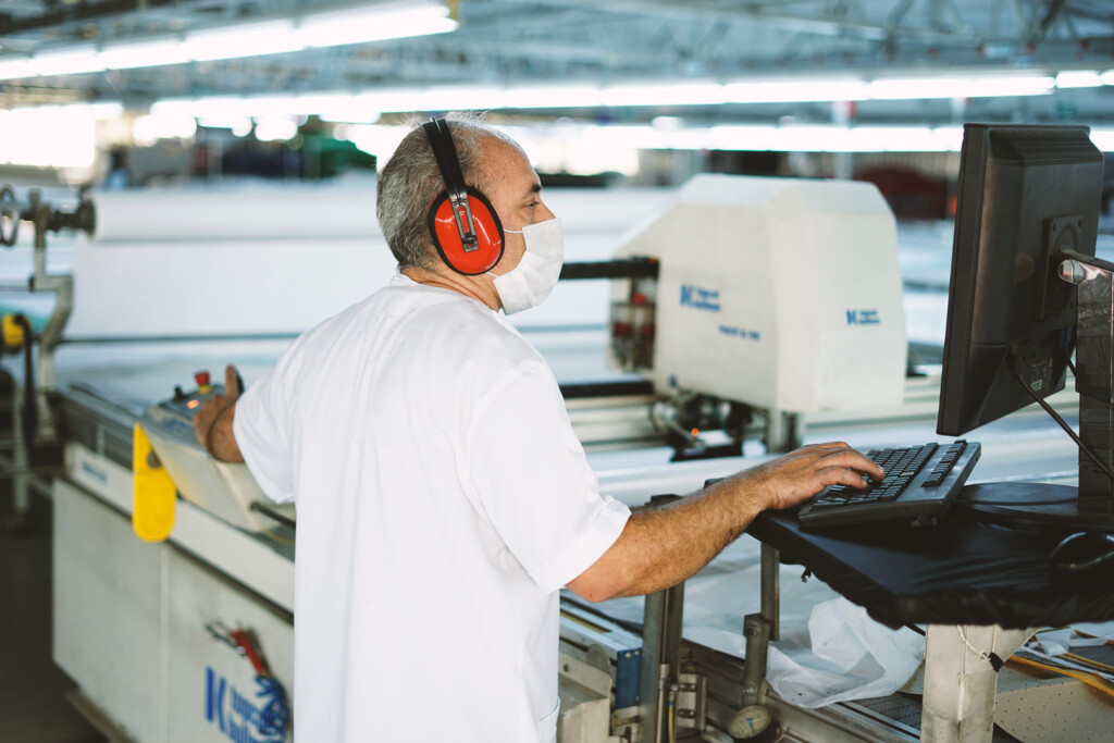 Textilproduktion Türkei | Arbeit an der Maschine